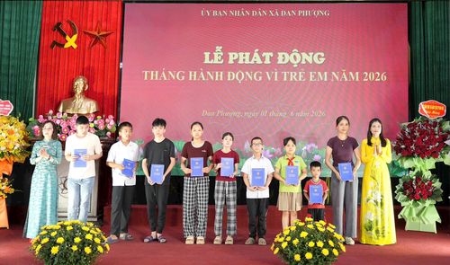 Lãnh đạo xã Đan Phượng tặng quà cho trẻ em có hoàn cảnh khó khăn. Ảnh: Ngân Nguyễn