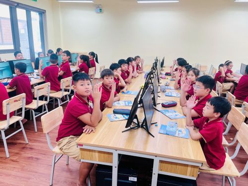 Một tiết học tin học của học sinh Trường Tiểu học Giang Biên (phường Việt Hưng, Hà Nội). Ảnh: Hồng Giang