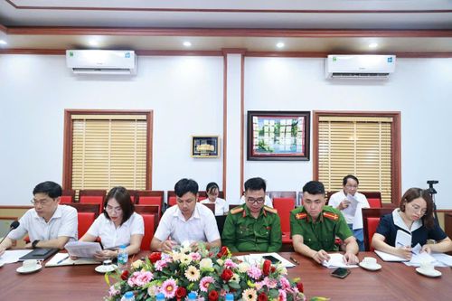 Các đại biểu dự buổi làm việc. Ảnh: Lê Hoa