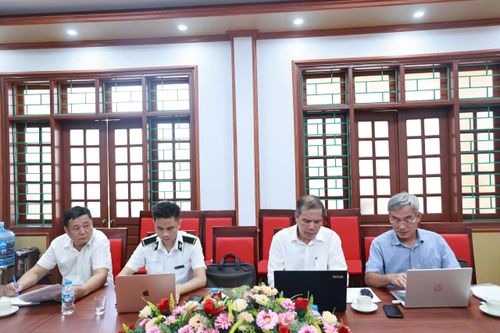 Đoàn kiểm tra số 3 của Sở Nông nghiệp và Môi trường Hà Nội làm việc tại xã Ứng Thiên. Ảnh: Lê Hoa