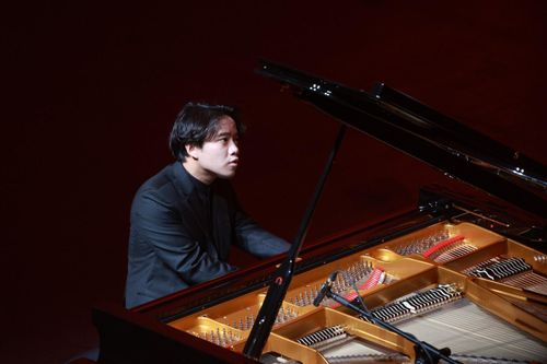 Nghệ sĩ piano Nguyễn Việt Trung trình diễn trong phần I chương trình. Ảnh: VCMA