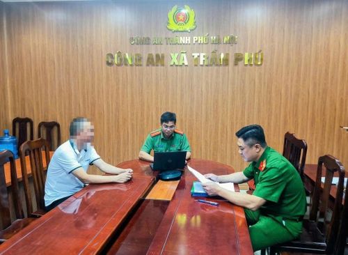 Công an xã Trần Phú làm việc với ông N.H.Đ. Ảnh: Cơ quan công an cung cấp.