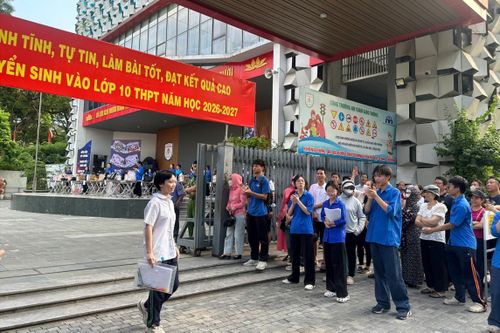 Thí sinh dự thi vào lớp 10 chuyên tại điểm thi Trường THCS Chu Văn An chiều 2-6. Ảnh: CTV