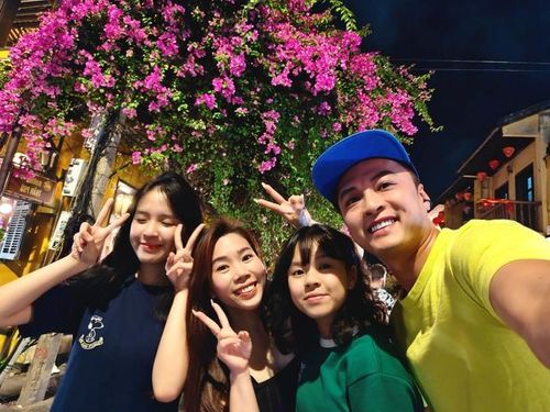 Trong nhiều cuộc trò chuyện, Hồng Đăng từng chia sẻ rằng gia đình luôn là ưu tiên hàng đầu trong cuộc sống của anh. Nam diễn viên cho rằng thành công trong công việc sẽ trở nên ý nghĩa hơn khi được trở về bên những người thân yêu. Có lẽ vì vậy mà dù nổi tiếng, anh vẫn giữ được tổ ấm bình yên và hạnh phúc suốt nhiều năm qua.