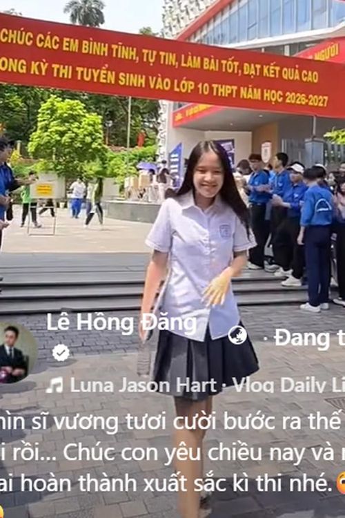 Hòa cùng không khí nhà nhà người người khoe con thi vào cấp 3, bé Nhím nhà Hồng Đăng cũng được bố mẹ chia sẻ khoảnh khắc quan trọng trên trang cá nhân. Bé Nhím năm nay thi lớp vào lớp 10 và nhận được nhiều sự động viên, cổ vũ từ bố mẹ.