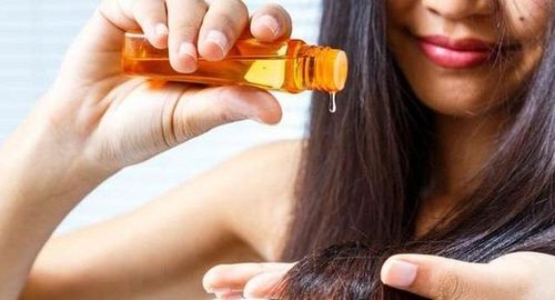Bạn có thể bổ sung tinh dầu vào chế độ chăm sóc tóc để đẩy nhanh tốc độ phục hồi, dưỡng ẩm tối ưu cho mái tóc.