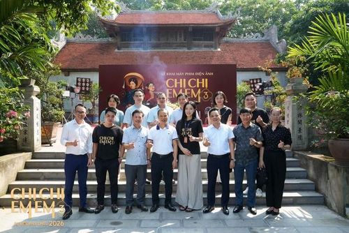 Ê-kíp phim trong ngày khai máy.