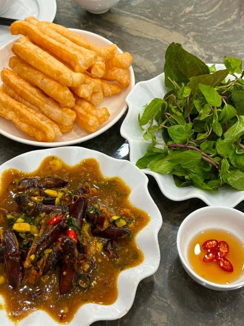  Chân sam thường được xào chua ngọt cùng nước sốt chua cay, có thể ăn cùng quẩy giòn. 