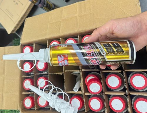 Phụ gia xăng nhập lậu bị lực lượng chức năng bắt giữ. Ảnh: QLTT.
