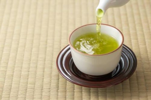 Nên chọn uống trà với người có nhu cầu và khả năng dung nạp caffein vừa phải.