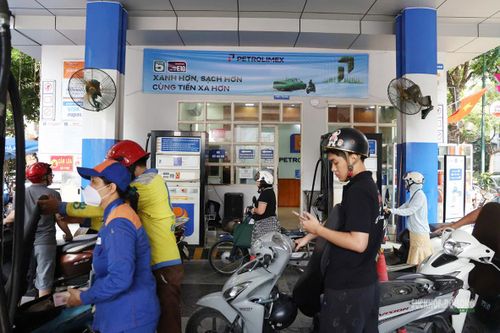 Hình ảnh người dân tại cây xăng trên phố Trần Hưng Đạo, Hà Nội.