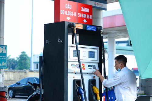 Hoạt động bán xăng diễn ra bình thường trong buổi sáng ngày đầu chuyển đổi.