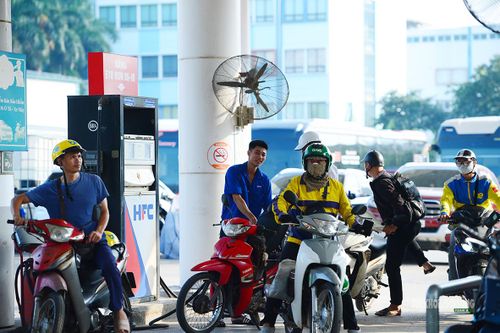 Nhiều tài xế công nghệ lựa chọn đổ xăng E10 trong sáng 1/6.