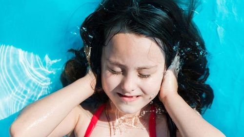 Ù tai sau khi bơi là tình trạng thường gặp trong mùa hè, chủ yếu do nước đọng trong tai hoặc thay đổi áp suất khi bơi lặn.