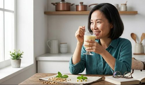 Sữa đậu nành nguyên chất giữ nguyên hàm lượng isoflavone, protein và các dưỡng chất, phù hợp nhất cho mục đích làm đẹp và chăm sóc sức khỏe.