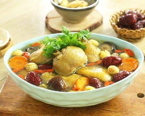 Canh gà hầm táo đỏ bổ khí huyết, giúp cơ thể phục hồi thể lực.