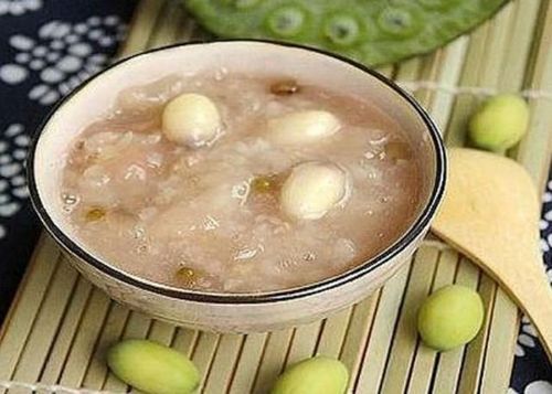 Cháo hạt sen long nhãn giúp dưỡng tâm, an thần, hỗ trợ cải thiện giấc ngủ.