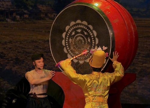 Mùa xuân năm Thiên Phúc thứ 7 thời vua Lê Đại Hành (tức năm 987), Ngài đã xuống ruộng hành lễ tịch điền ở Đọi Sơn trong tiếng trống của anh em Năng, Bản. Cũng chính bởi tiếng trống vang như sấm mà sau này hai ông được tôn làm Trạng Sấm và Đọi Sơn là làng nghề hiếm hoi trong cả nước biết rõ được năm sinh, năm mất của cụ tổ nghề Nguyễn Đức Năng (925-990).