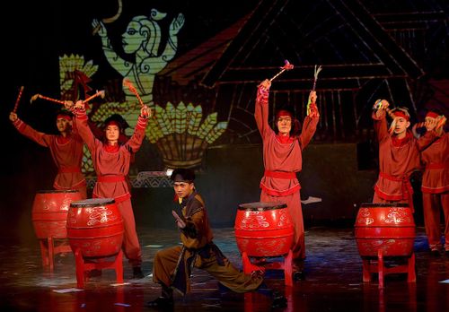 Thông qua nghệ thuật biểu diễn, hình ảnh làng nghề Đọi Tam (Ninh Bình) hiện lên gần gũi, giúp khán giả hiểu thêm về giá trị của một nghề truyền thống lâu đời.