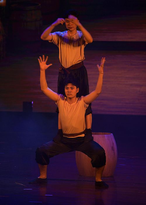 Tái hiện hình ảnh ông tổ nghề làm trống Đọi Tam là hai anh em ông Nguyễn Đức Năng và Nguyễn Đức Bản làm ra chiếc trống đón vua sau khi nghe tin vua Lê Đại Hành sắp về làng làm Lễ tịch điền để khuyến nông. 