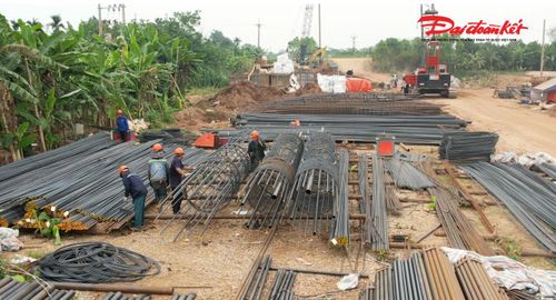 Công nhân tất bật thi công tại cầu Vân Phúc.