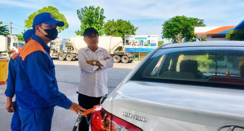 Người dân đã sớm thích nghi với việc sử dụng xăng sinh học E10. Ảnh: Tấn Thành