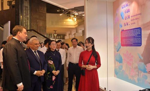 Các đại biểu tham quan triển lãm.
