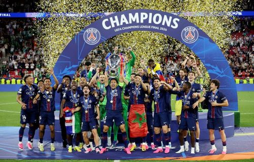  Bạn khó có thể tìm thấy khuôn mặt của Lee Kang-in trong đội hình PSG đăng quang. 