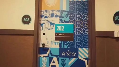 Bên ngoài căn phòng Messi chọn ở trong ngày hội quân cùng tuyển Argentina.