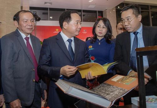  Lễ trao giải Giải Sách Quốc gia lần VIII vinh dự tiếp đón ông Trịnh Văn Quyết - Ủy viên Bộ Chính trị, Bí thư Trung ương Đảng, Trưởng Ban Tuyên giáo và Dân vận Trung ương. Ông Nguyễn Nguyên dẫn đoàn đại biểu tham quan khu trưng bày tại Lễ trao giải. Ảnh: Việt Linh. 