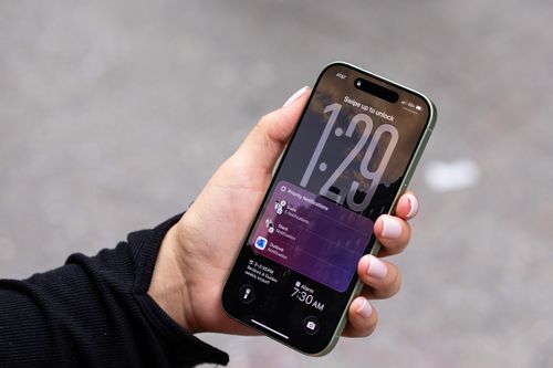  Apple cũng bị ảnh hưởng do giá linh kiện smartphone tăng vọt. Ảnh: The Verge. 