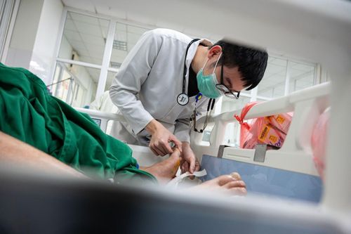  Những quy định mới được kỳ vọng góp phần cải thiện thu nhập, tạo động lực cho đội ngũ y tế ở cả tuyến cơ sở lẫn các cơ sở điều trị chuyên sâu. Ảnh: Đinh Hà. 