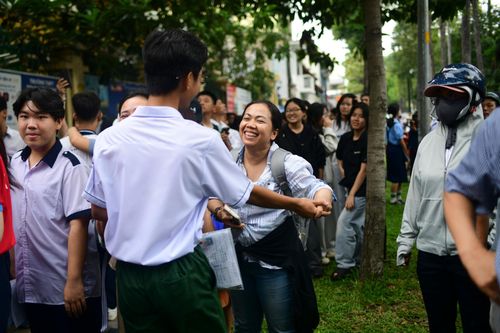  Hàng chục phụ huynh đứng chờ ở cổng trường suốt 2 tiếng diễn ra bài thi Toán. Rất nhiều trong số đó vỡ òa khi thấy con em kết thúc môn thi căng thẳng nhất. 