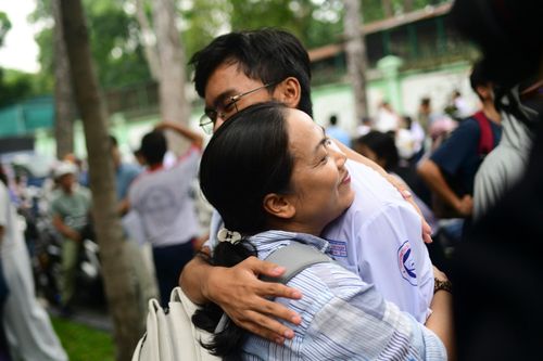  Em Bùi Ngọc Uy Vũ ôm mẹ sau khi kết thúc bài thi môn Toán. "Em ước chừng sẽ làm chính xác khoảng 80%. Trong đề em nhớ nhất câu 6, liên quan đến năng suất. Đó là câu rất quen quen nhưng em lại không chắc cách làm", Uy Vũ chia sẻ. 