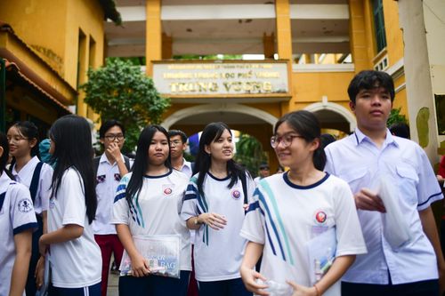  Không khí tại điểm thi nằm trên đường Nguyễn Bỉnh Khiêm trở nên sôi động khi dòng thí sinh ùa ra khỏi cổng trường. Các tình nguyện viên đồng loạt hô vang: “Chúc mừng em hoàn thành bài thi Toán, giữ sức chiều thi chuyên”. Nhiều học sinh giơ cao tay chào bạn bè, tranh thủ trao đổi nhanh về đáp án trước khi ra về. 