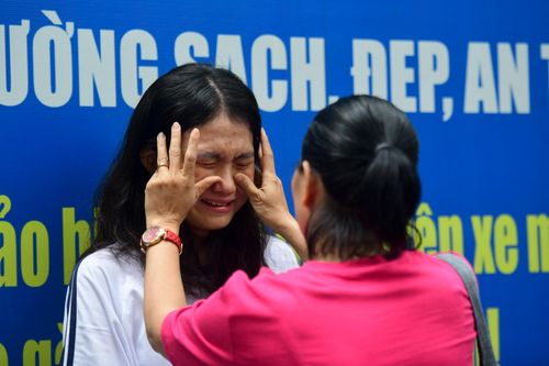  Không phải ai cũng bước ra khỏi phòng thi với tâm trạng nhẹ nhõm. Trước cổng trường, Khánh Phương, học sinh trường THCS Lê Quý Đôn, bật khóc khi phát hiện mình nhầm lẫn một câu trong bài thi Toán. Thấy con gái rơi nước mắt, mẹ của nữ sinh liên tục ôm vai, vỗ về và động viên. 