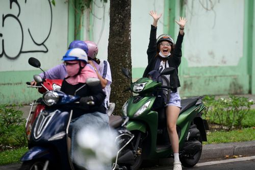  Kỳ thi tuyển sinh lớp 10 công lập năm nay có hơn 151.000 thí sinh đăng ký dự thi. Theo báo cáo nhanh của Sở GD&amp;ĐT TP.HCM, buổi thi môn Toán sáng 2/6 diễn ra cơ bản bình thường. Toàn thành phố ghi nhận 639 thí sinh vắng mặt trên tổng số 151.557 thí sinh đăng ký, chiếm tỷ lệ 0,42%. Đề thi được đánh giá ổn định, không xảy ra sự cố liên quan đến công tác tổ chức hay phát đề. 