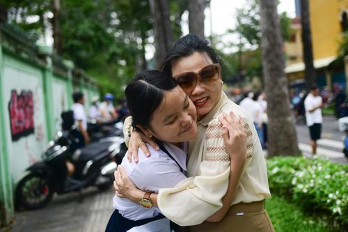  Chị Tường Vi ôm con gái Hồng Ngọc sau buổi thi sáng 2/6. "Tôi không hỏi cụ thể cháu làm thế nào. Hôm qua thi xong 2 môn, 2 mẹ con ngồi tính toán thì chỉ cần 7 điểm toán là sẽ đạt nguyện vọng 1. Tôi nói con không cần quá căng thẳng, không cần quá sức", chị Tường Vi chia sẻ. 