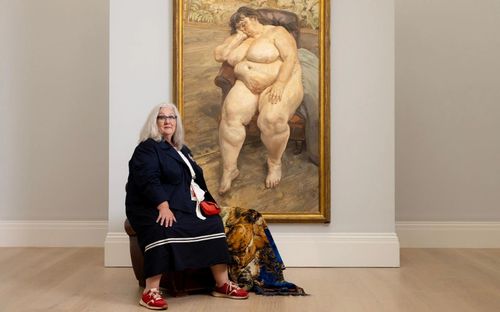 Sue Tilley bên bức Sleeping by the Lion Carpet. Ảnh: Geoff Pugh/The Telegraph.