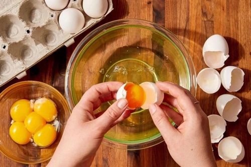  Lòng trắng trứng được xem là một trong những nguồn protein chất lượng cao phù hợp nhất với người mắc bệnh thận mạn tính. Ảnh: Shutterstock. 