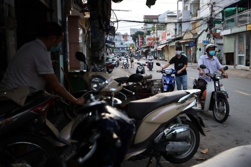  Khá nhiều khách hàng quan tâm dịch vụ vệ sinh xe trước khi đổ xăng E10. Ảnh minh họa: Phương Lâm. 
