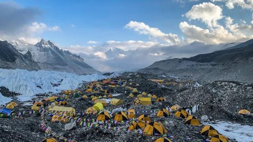  Trại căn cứ núi Everest ở Nepal là điểm dừng chân dành cho những nhà thám hiểm đang cố gắng chinh phục đỉnh núi cao nhất thế giới. Ảnh: Alex Tait. 