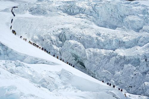  Các nhà leo núi đi theo hàng trên đường chinh phục đỉnh Everest, ngày 18/5. Ảnh: Purnima Shrestha/Reuters. 