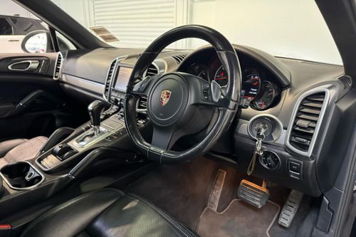 Khu vực khoang lái của chiếc Porsche Cayenne này cũng không có gì thay đổi so với lúc ra mắt vào năm 2010, bao gồm vô lăng thể thao đặc trưng, bảng đồng hồ taplo cơ...