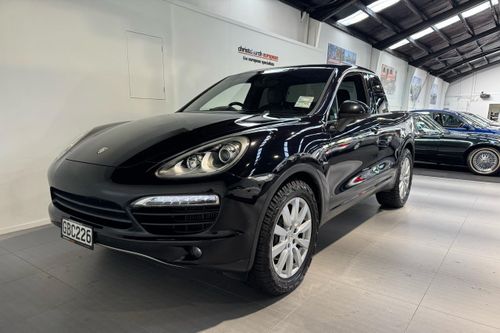 Một đại lý xe thể thao tại New Zealand vừa đăng tải chiếc Porsche Cayenne thế hệ thứ 2 với odo lên đến 204.000 km. Theo lời người bán, đây là chiếc xe "độc nhất thế giới".