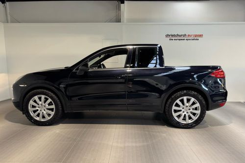 Hãng độ cũng không can thiệp vào khả năng vận hành của xe. Về nguyên bản, chiếc Porsche Cayenne đời 2011 này được trang bị động cơ diesel V6 TDI dung tích 3.0L.