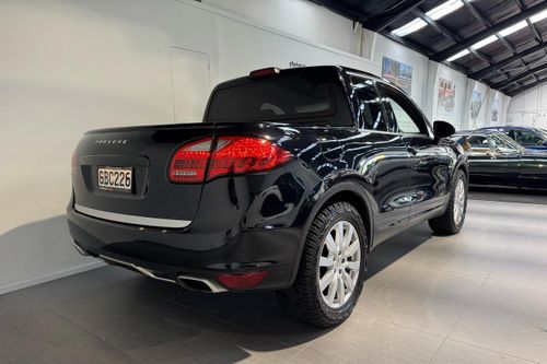 Điểm khác biệt đến từ việc mẫu SUV cỡ trung này được hoán cải thành một chiếc... bán tải. Người bán cho biết đã tốn hơn 80.000 NZD (khoảng 47.500 USD) để hoàn thiện thủ tục cho chiếc xe lăn bánh tại New Zealand.