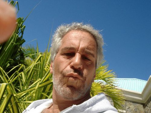 Jeffrey Epstein xuất hiện trong một bức ảnh do Bộ Tư pháp Mỹ công bố. Ảnh: Reuters.