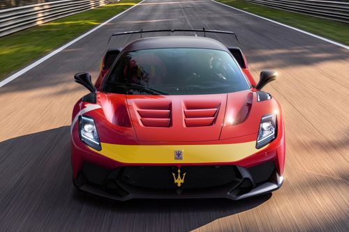Logo Maserati được thiết kế theo phong cách cổ điển, đi kèm huy hiệu đinh ba được sơn vàng. Số đeo 1 được đặt ở hốc bánh trước như một sự tri ân dành cho nhà vô địch F1.
