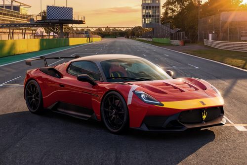 Về ngoại hình, cả 2 siêu xe Maserati GT2 Stradale và Maserati GT2 đều mang màu sơn đỏ truyền thống Maserati Rosso, đi kèm dải trang trí màu vàng tại mũi xe tương tự chiếc 250F.